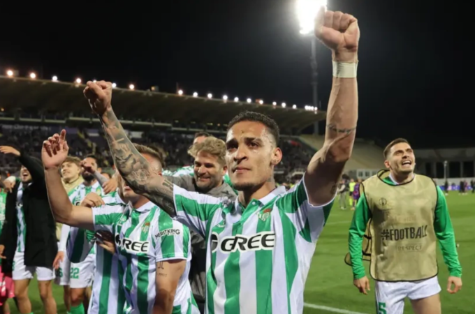 Antony khóc sau trận Betis loại Fiorentina ở lượt về bán kết UEFA Conference League trên sân Artemio Franchi, thành phố Florence, vùng Tuscany, Italy tối 8/5/2025. Ảnh: EFE