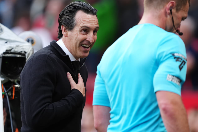 HLV Unai Emery (trái) phân trần với trọng tài Thomas Bramall. Ảnh: PA