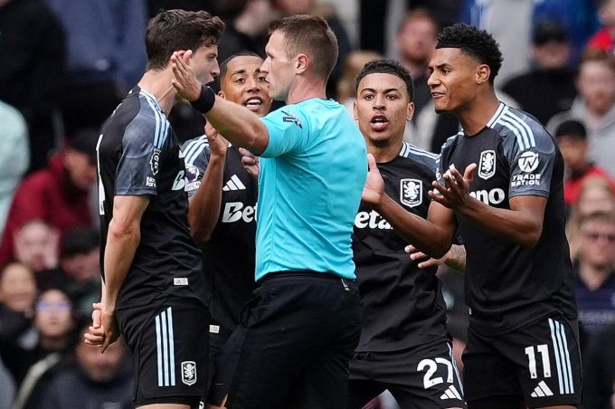 Các cầu thủ Aston Villa phản ứng với trọng tài Thomas Bramall. Ảnh: PA