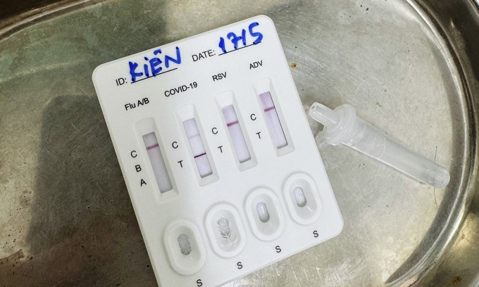 Gia đình bổ sung nhiều thuốc bổ, vitamin để tăng đề kháng nhưng trẻ vẫn nhiễm bệnh khiến chị Hoa bất lực. Ảnh: Nhân vật cung cấp