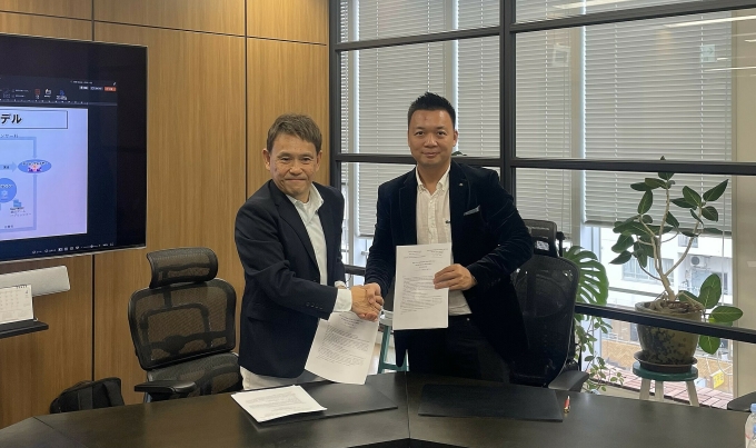 Đại diện Aura Network và Dokidoki Groove Works ký kết hợp tác. Ảnh: Aura Network