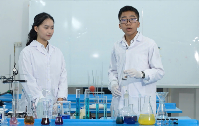 Hai học sinh tại phòng thí nghiệm trong quá tình nghiên cứu dự án. Ảnh: Nhân vật cung cấp