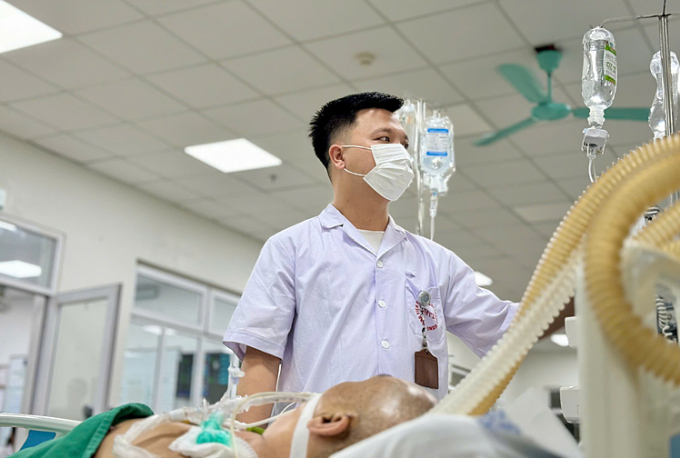 Bác sĩ điều trị tích cực cho bệnh nhân. Ảnh: Bệnh viện cung cấp