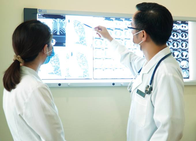 Bác sĩ kiểm tra các kết quả chẩn đoán hình ảnh cho người bệnh. Ảnh minh họa: Bệnh viện Đa khoa Tâm Anh