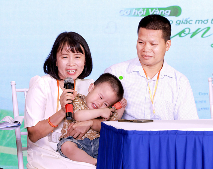 Vợ chồng anh Cầu, chị Thắm hạnh phúc ôm con tỏng lần trở lại viện. Ảnh: Bệnh viện cung cấp
