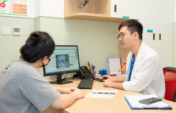 Bác sĩ Nguyễn Bình Dương, Trưởng Trung tâm Y học Sinh sản và Hiếm muộn Hồng Ngọc - Phúc Trường Minh tư vấn cho gia đình người bệnh.. Ảnh: Bệnh viện Hồng Ngọc