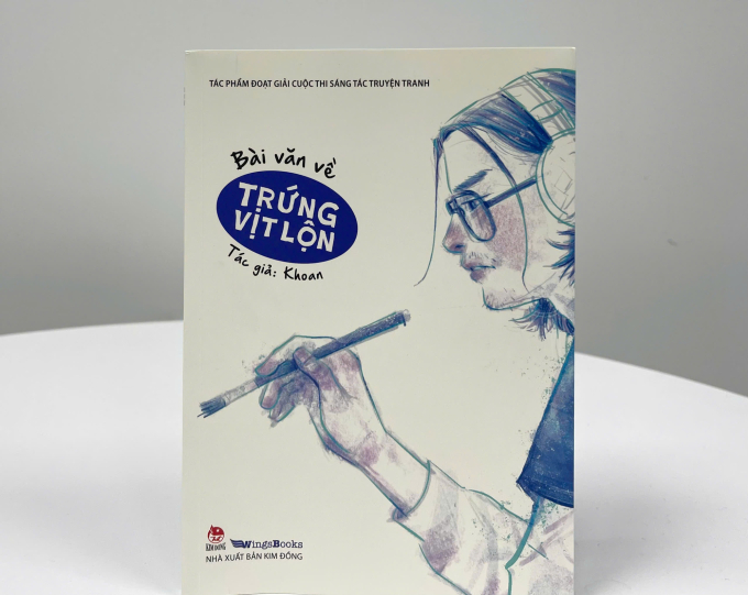Bìa cuốn Bài văn về trứng vịt lộn. Phần sau của sách là nội dung tiếng Pháp, do Phùng Hồng Minh chuyển ngữ, được in ngược để độc giả phân biệt. Ảnh: Phương Linh