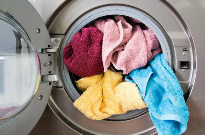 Nên dùng máy sấy vào đêm để tiết kiệm điện và bảo vệ động cơ. Ảnh: Real Simple