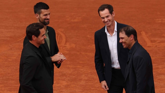 Big 4 rạng rỡ trong ngày hội ngộ để chúc mừng Nadal, trên sân Philippe Chatrier, Paris, Pháp hôm 25/5. Ảnh: ATP