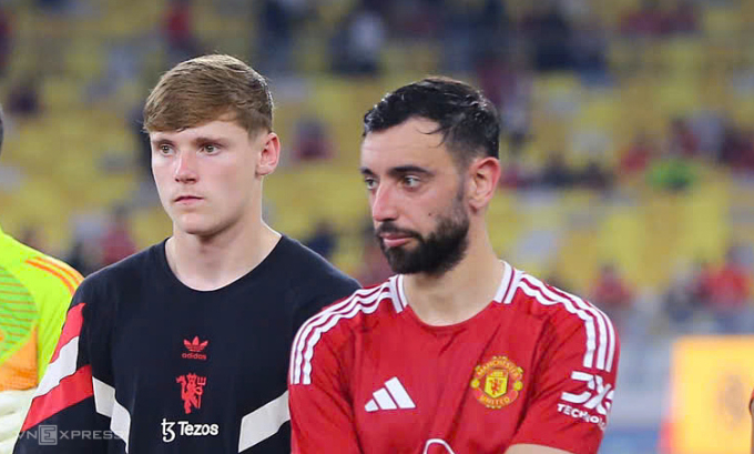 Bruno Fernandes (phải) sau trận Man Utd thua Các Ngôi sao Đông Nam Á trên sân Bukit Jalil, thành phố Kuala Lumpur, Malaysia, tối 28/5/2025. Ảnh: Hoàng Ca