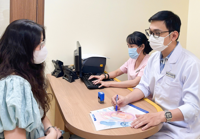 Bác sĩ Hưng tư vấn cho một thai phụ. Ảnh minh họa: Bệnh viện Đa khoa Tâm Anh