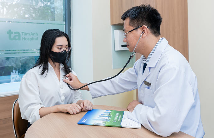Bác sĩ Long khám cho bệnh nhân. Ảnh: Bệnh viện Đa khoa Tâm Anh