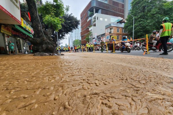 Bùn tràn phố từ dự án Metro Nhổn – Ga Hà Nội: Sự cố?