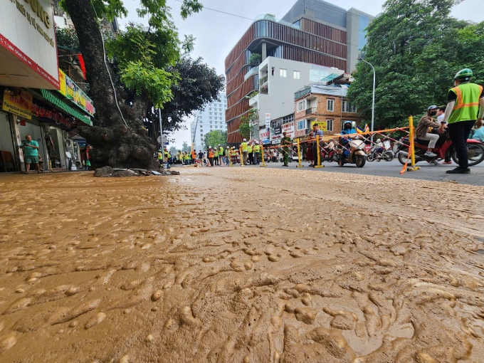 Bùn trào lên hè phố Cát Linh, chiều 27/5. Ảnh: Hoàng Phong