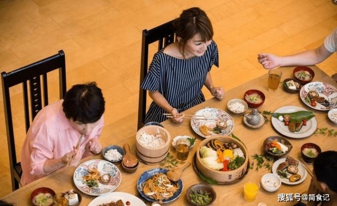 Bữa ăn của người Nhật rất chú trọng đến sự cân bằng dinh dưỡng và đề cao lượng vừa đủ. Ảnh minh họa: Aboluowang