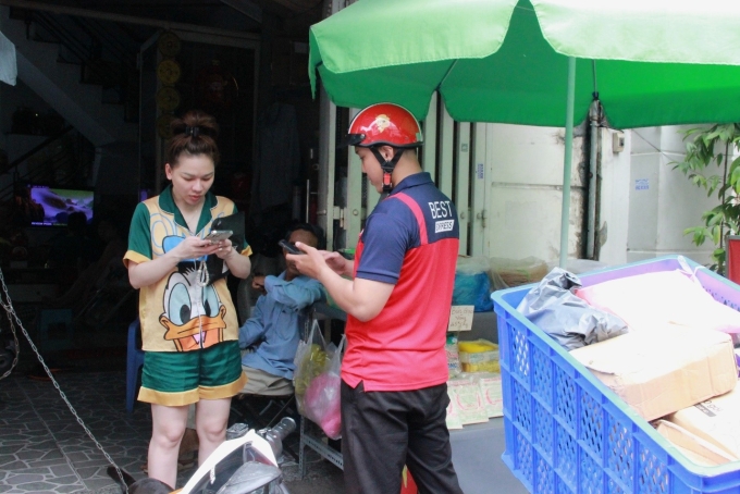 Nhân viên bưu cục Tân Sơn Nhì đang giao hàng cho khách. Ảnh: BEST Express