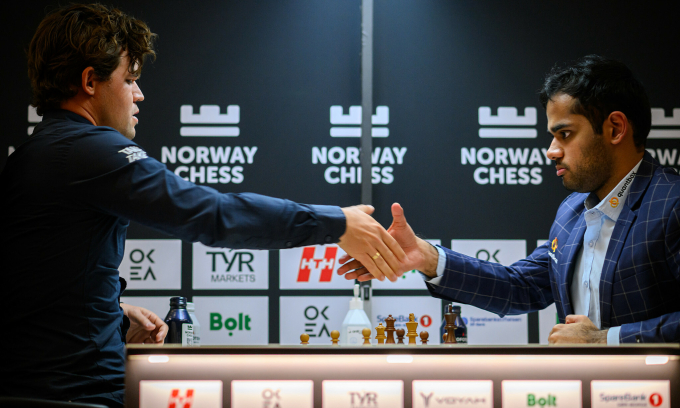 Erigaisi Arjun (phải) bắt tay xin thua Magnus Carlsen ở cờ tiêu chuẩn vòng bốn siêu giải Na Uy tại tòa nhà Finansparken, thành phố Stavanger, Na Uy, ngày 29/5/2025. Ảnh: Norway Chess