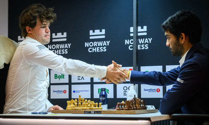 Carlsen (trái) bắt tay Gukesh trước ván đầu siêu giải Na Uy tại tòa nhà Finansparken, thành phố Stavanger, Na Uy, ngày 26/5/2025. Ảnh: Norway Chess
