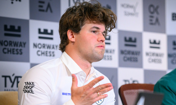 Carlsen trong họp báo trước ván đầu siêu giải Na Uy tại tòa nhà Finansparken, thành phố Stavanger, Na Uy, ngày 26/5/2025. Ảnh: Norway Chess
