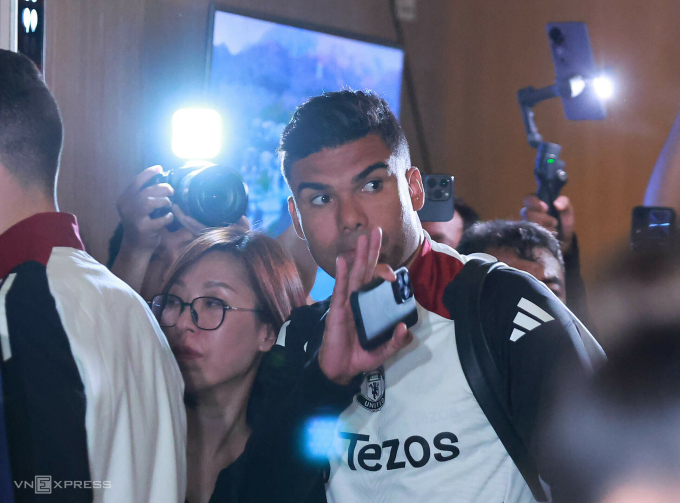 Tiền vệ Casemiro cùng Man Utd có mặt tại Kuala Lumpur, Malaysia tối 26/5. Ảnh: Hoàng Ca