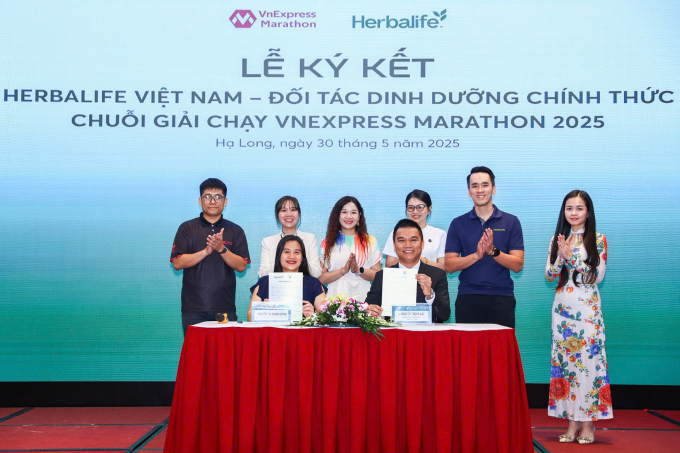 Đại diện FPT Online và Herbalife ký kết hợp tác. Ảnh: Quỳnh Trần