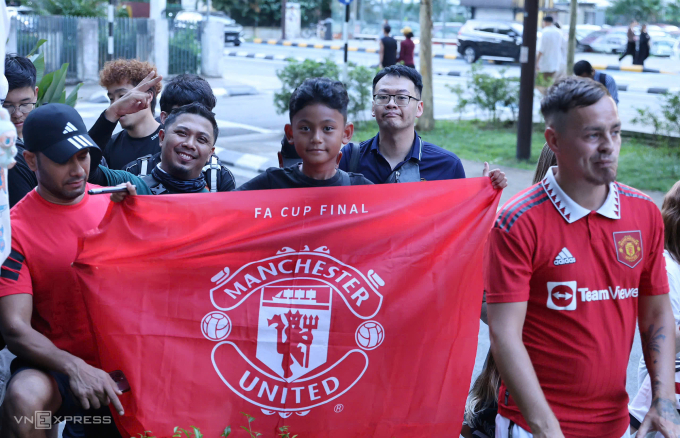 Một nhóm CĐV có mặt tại khách sạn chào đón Man Utd ở Kuala Lumpur, Malaysia ngày 26/5/2025. Ảnh: Hoàng Ca