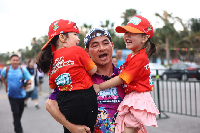 Các em nhỏ thích thú với sự đồng hành của Papa Gấu. Ảnh: Quỳnh Trần