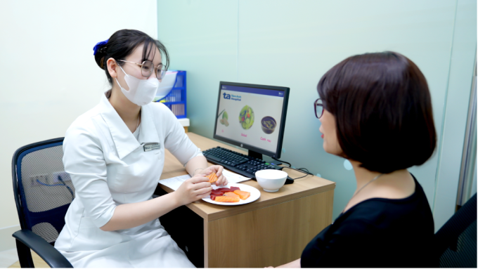 Chuyên viên dinh dưỡng Hồng Vân tư vấn chế độ ăn uống lành mạnh cho người bệnh. Ảnh minh họa: Bệnh viện Đa khoa Tâm Anh