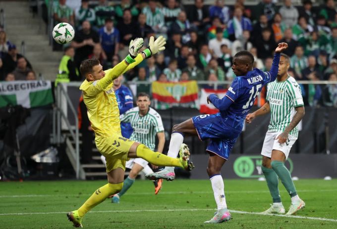 Nicolas Jackson đánh đầu nâng tỷ số lên 2-1. Ảnh: Reuters
