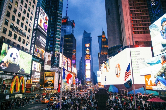 Quảng trường Thời đại, New York về đêm. Ảnh: Pixabay
