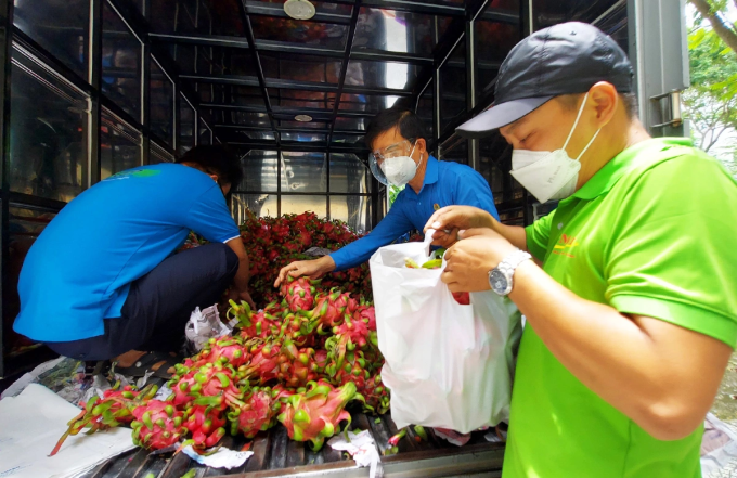 Cán bộ công đoàn huyện Bình Chánh, TP HCM nhận thanh long từ một đơn vị tài trợ cho công nhân khó khăn, tháng 8/2021. Ảnh: An Phương