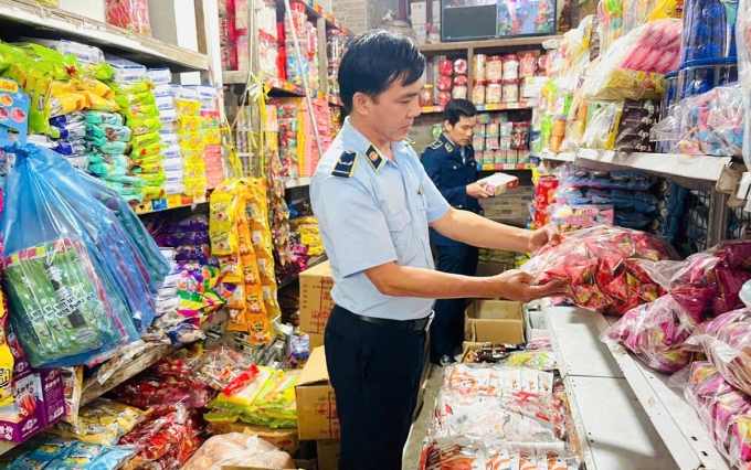 Cục quản lý thị trường tỉnh Quảng Ngãi trong đợt kiểm tra hàng giả, hàng nhập lậu hồi tháng 3/2025. Ảnh: Cục Quản lý thị trường Quảng Ngãi