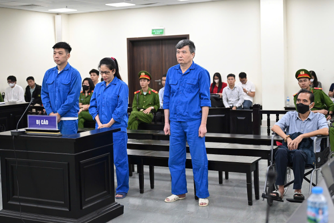 Bị cáo Quỳnh ngồi trên xe lăn do đang điều trị chống đào thải sau phẫu thuật, phải tiêm thuốc hằng ngày. Ảnh: Danh Lam
