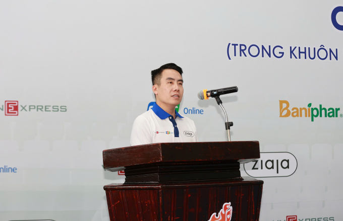 Ông Ngô Mạnh Cường - Tổng giám đốc Công ty Cổ phần Dịch vụ Trực tuyến FPT, Phó ban tổ chức phát biểu khai mạc Giải Bóng rổ Trẻ VnExpress. Ảnh: Thanh Tùng