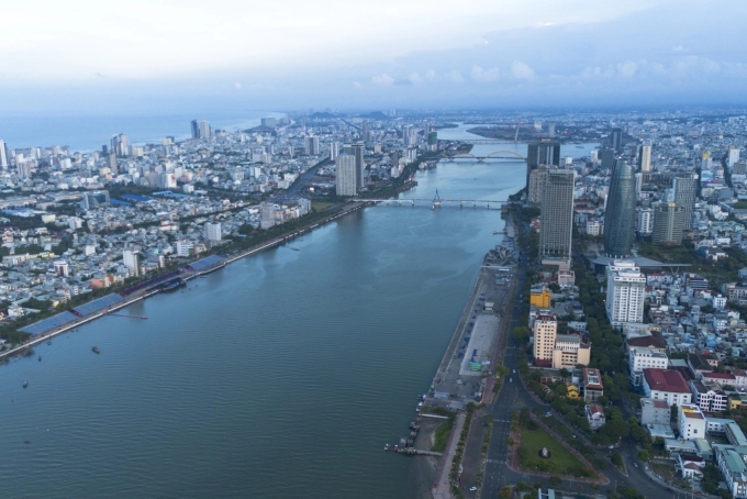 Toàn cảnh trận địa pháo hoa (bìa phải) và khán đài sức chứa 10.200 chỗ (bìa trái). Ảnh: Nguyễn Đông