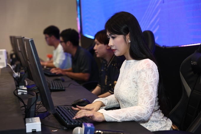 Châu Mòe cùng các đồng đội thi đấu FC Online. Ảnh: Quỳnh Trần