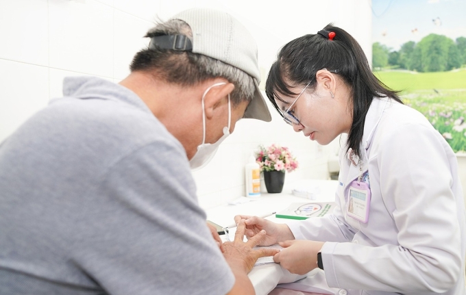 Bệnh nhân khám tại Bệnh viện Da Liễu TP HCM. Ảnh: Bệnh viện cung cấp