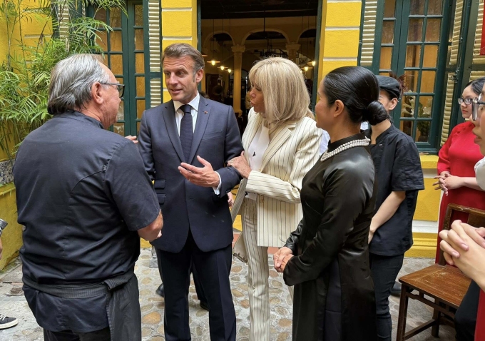 Vợ chồng Tổng thống Pháp Macron bắt tay thân mật đầu bếp Didier Corlou (áo đen trá). Ảnh: NVCC