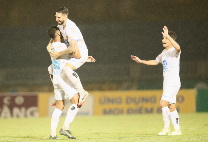 Cầu thủ Nam Định mừng chiến thắng 3-2 trước chủ nhà SLNA ở vòng 24 V-League 2024-2025, chiều 26/5. Ảnh: Nghĩa Hưng