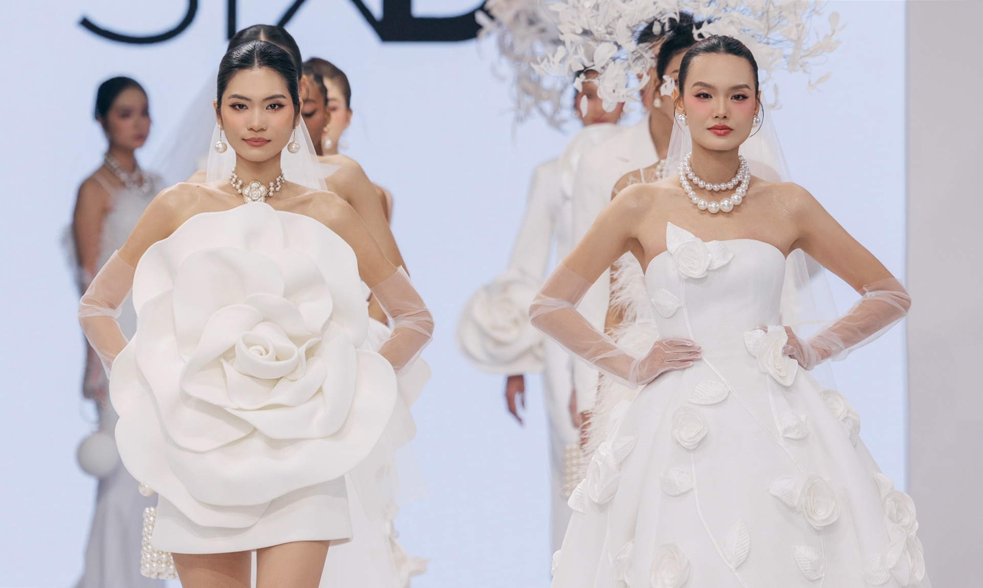 Đầm cưới đính hoa 3D đa phong cách của Đỗ Mạnh Cường