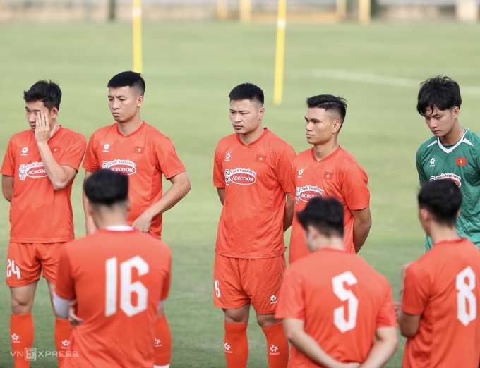 Trung vệ Đặng Văn Tới (giữa) có mặt ở buổi tập đội tuyển Việt Nam tại sân Trung tâm đào tạo bóng đá trẻ VYS, ngày 31/5/2025. Ảnh: Hiếu Lương