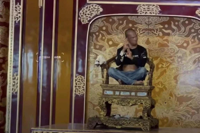 Hồ Văn Phương Tâm lúc náo loạn ngồi trên ngai vàng triều Nguyễn. Ảnh: Cắt từ video