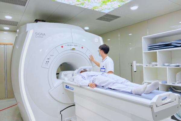 Đau lưng lan xuống chân: Nguyên nhân và cách điều trị