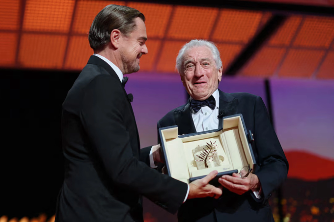Robert De Niro (phải) nhận Cành Cọ Vàng danh dự từ Leonardo DiCaprio. Ảnh: Reuters
