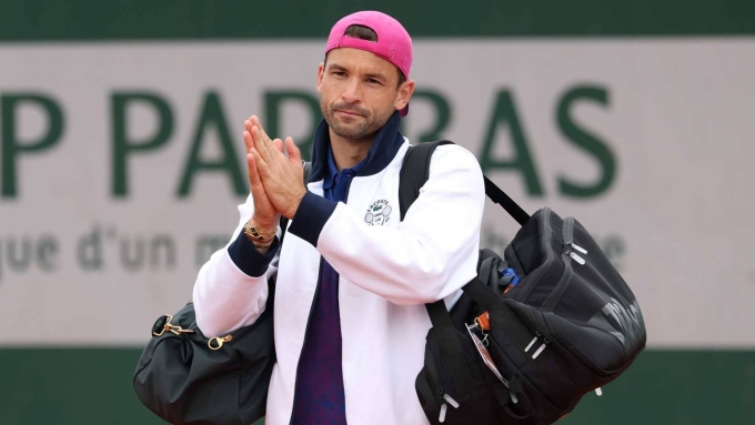 Dimitrov chắp tay xin lỗi khán giả sau khi bỏ cuộc ở trận gặp Quinn, trên sân số 6 ở tổ hợp Roland Garros, Paris, Pháp hôm 27/5. Ảnh: ATP