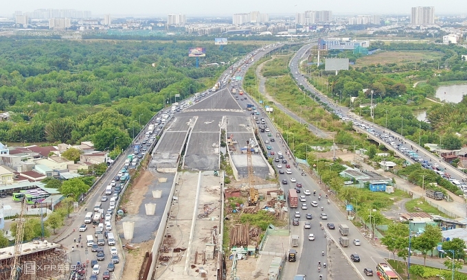 Xe chạy qua đường dẫn cao tốc dịp 30/4/2025, kế bên là tuyến song hành phải. Ảnh: Giang Anh