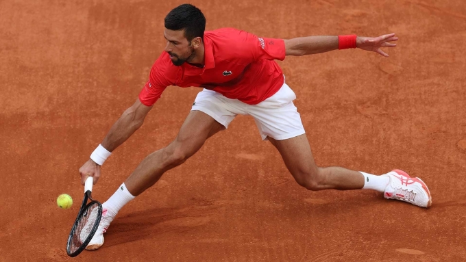 Djokovic cứu bóng trong trận gặp Moutet, ở vòng hai Roland Garros trên sân Philippe Chatrier, Paris, Pháp hôm 29/5. Ảnh: ATP