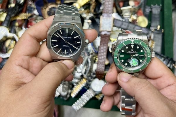 Saigon Square: Ngàn sản phẩm nghi giả Rolex, Louis Vuitton, Gucci