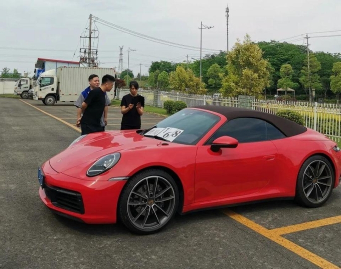Chiếc Porsche bạn gái Dư mua bằng tiền lừa đảo. Ảnh: Chengdu Daily