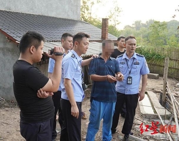 Lý Tài bị cảnh sát áp giải đến thực nghiệm hiện trường. Ảnh: Weiyuan Jingcha